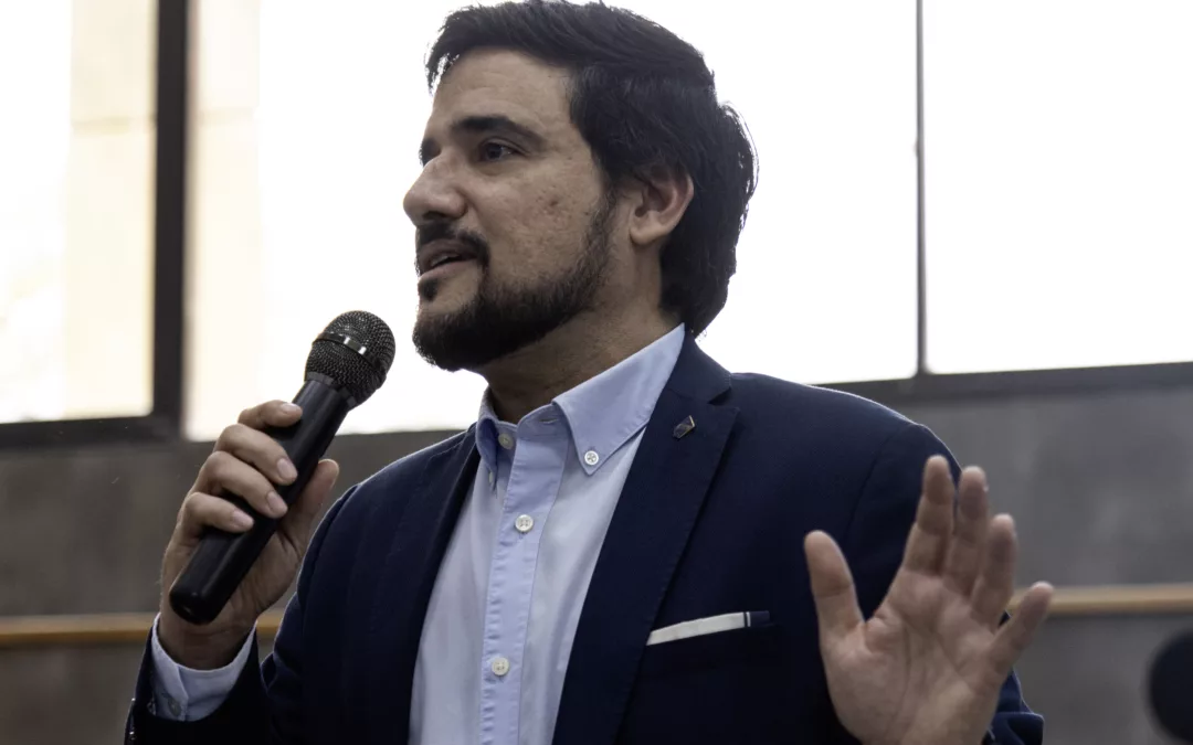 Nicola Furnari expuso los nuevos retos del agente de viajes en la UNIMET