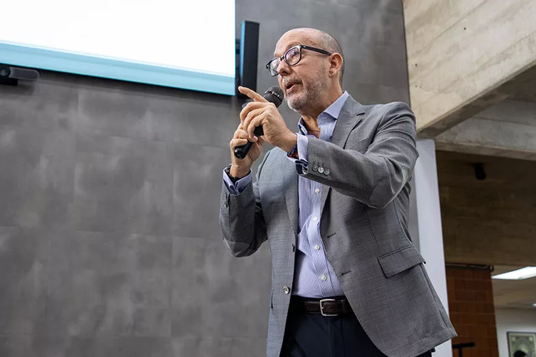 Presidente de la Policlínica Metropolitana ofreció clase sobre longevidad a estudiantes de Psicología