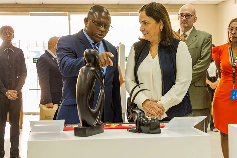 BPG inauguró la exposición “Angola: una cultura y un pueblo”, en alianza con el Consulado de Angola