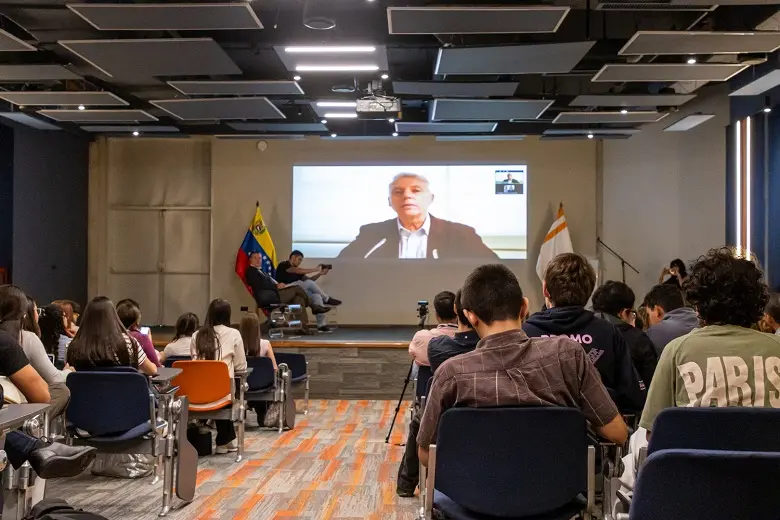 Estudiantes de Estudios Internacionales le dan la bienvenida al trimestre “Pensando el Mundo” junto al Dr. Eduardo Porretti